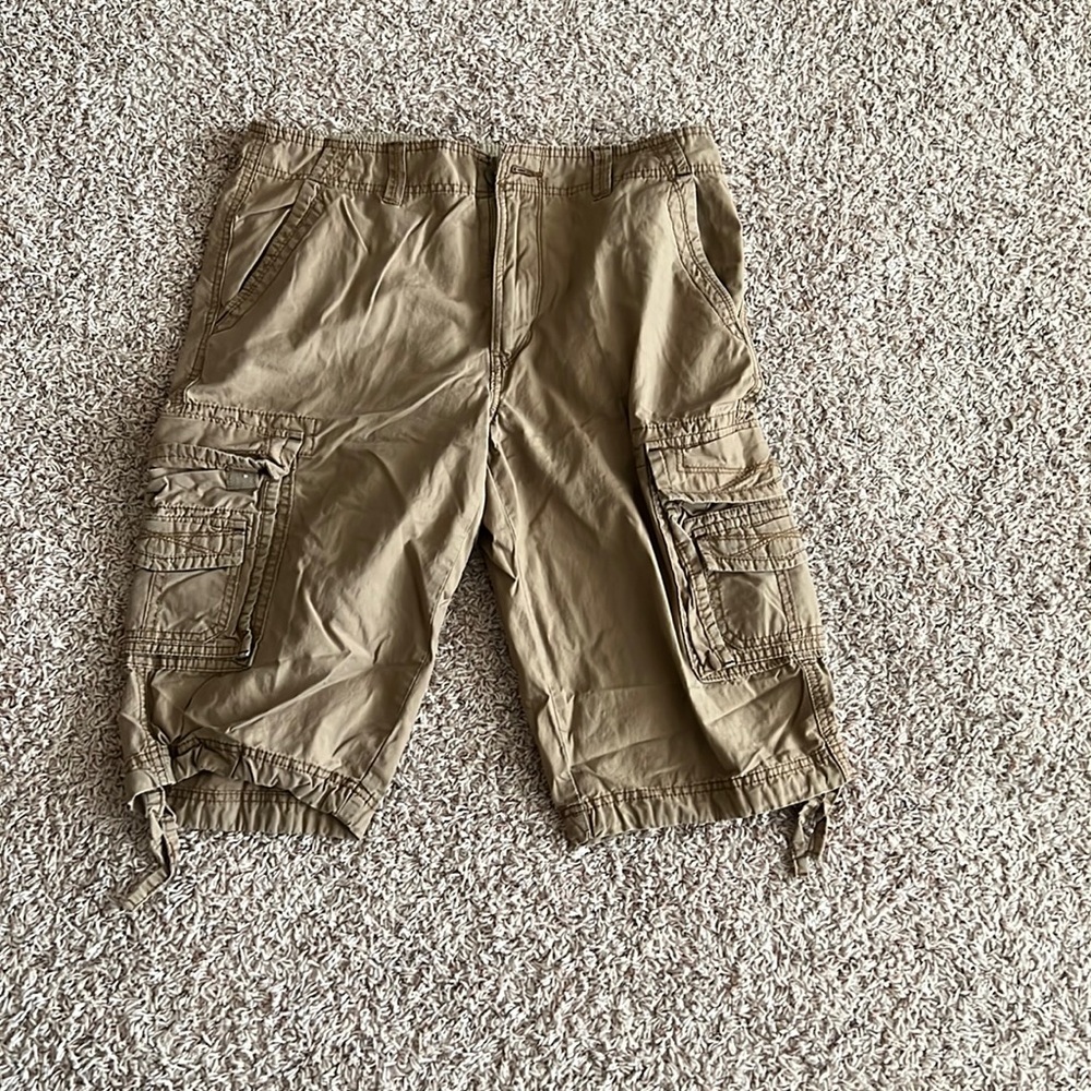 Tan cargo shorts used. Size 32.